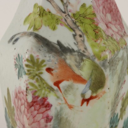 Vase en Porcelaine Chinosie avec Oiseaux et Signature du XXe Siècle