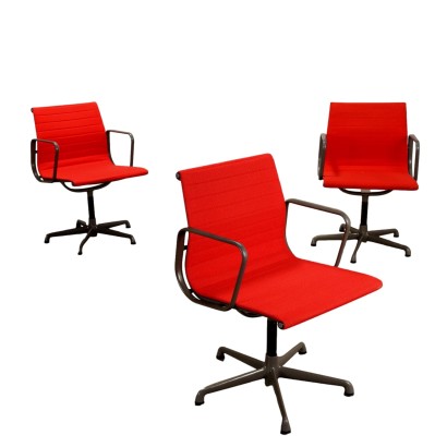 Tres sillas 'EA117' de Charles & Ray Eames producidas por ICF