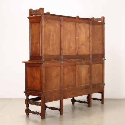 Stilisiertes Sideboard mit zwei Korpussen