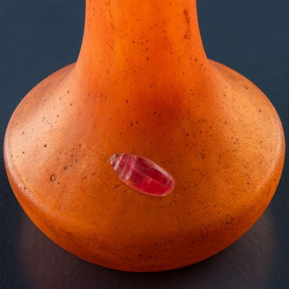 Orangefarbene Daum-Vase, Daum-Vase mit Skarabäus