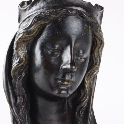 Rostro femenino en bronce