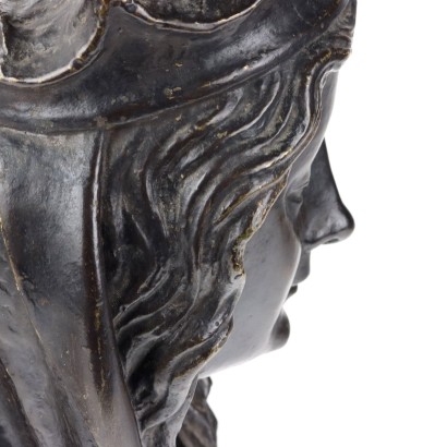 Rostro femenino en bronce