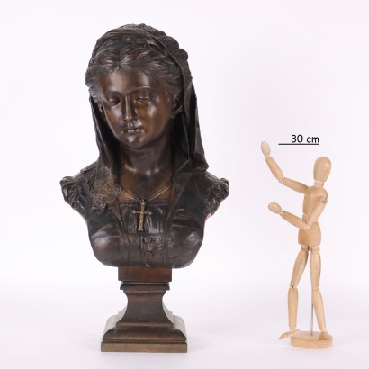 Busto de mujer joven en bronce