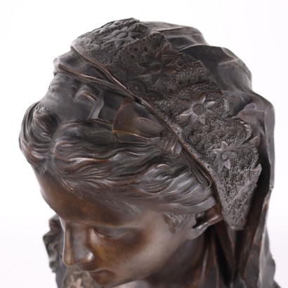 Busto de mujer joven en bronce