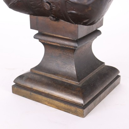 Busto de mujer joven en bronce