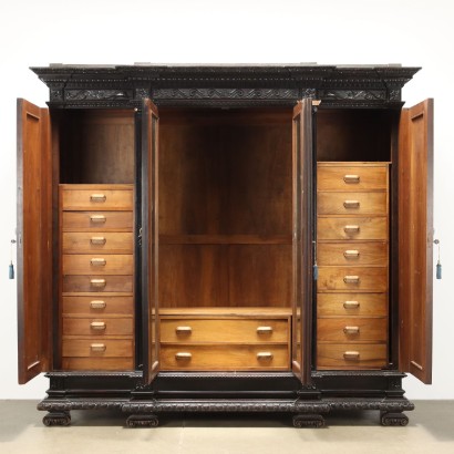 Kleiderschrank im Neorenaissance-Stil