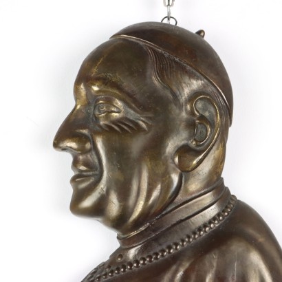 Gesicht des Papstes in Bronze