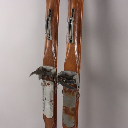 Skis en bois avec bâtons