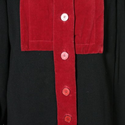 Chaqueta negra vintage con inserciones rojas